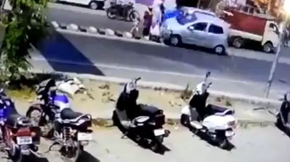 فیلم له شدن اعضای یک خانواده زیر چرخ های ماشین  + فیلم