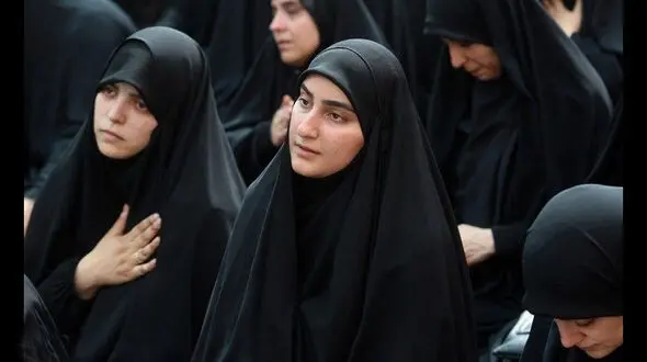 عکس دختر شهید سلیمانی در مراسم تشییع سرلشکر شهید ایزدی