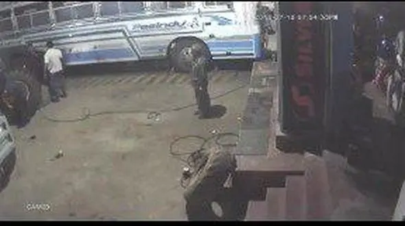 انفجار لاستیک تریلی یک کارگر را کشت + فیلم