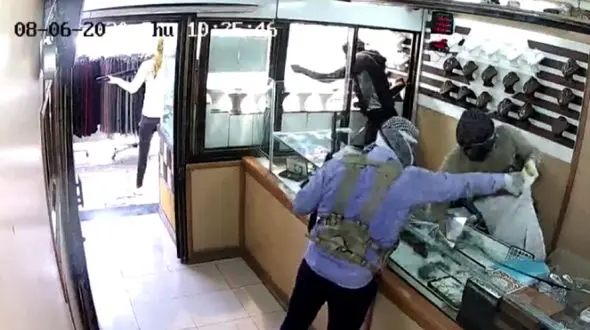 فیلم سرقت ۲۰۰ میلیون روپیه‌ای از فروشگاه جواهرات 