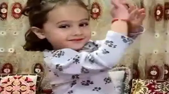 فیلم رقص ادا اطواری یه دختر بچه/ که از هر حرکتش نمک و عشوه میباره!!!