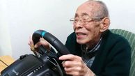 این پیرمرد عاشق بازی‌های اتومبیل‌رانی است + فیلم