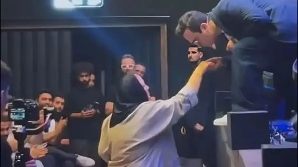 فیلم / زانو زدن حامد آهنگی مقابل مادرش و بوسه بر دستانش در حین اجرای کنسرت!/ اینم قدردانی از مادر به سبک آقای خوش‌خنده