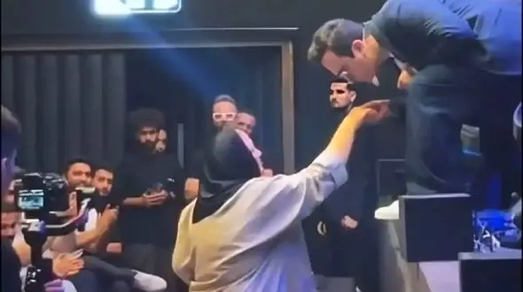 فیلم / زانو زدن حامد آهنگی مقابل مادرش و بوسه بر دستانش در حین اجرای کنسرت!/ اینم قدردانی از مادر به سبک آقای خوش‌خنده