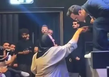 فیلم / زانو زدن حامد آهنگی مقابل مادرش و بوسه بر دستانش در حین اجرای کنسرت!/ اینم قدردانی از مادر به سبک آقای خوش‌خنده