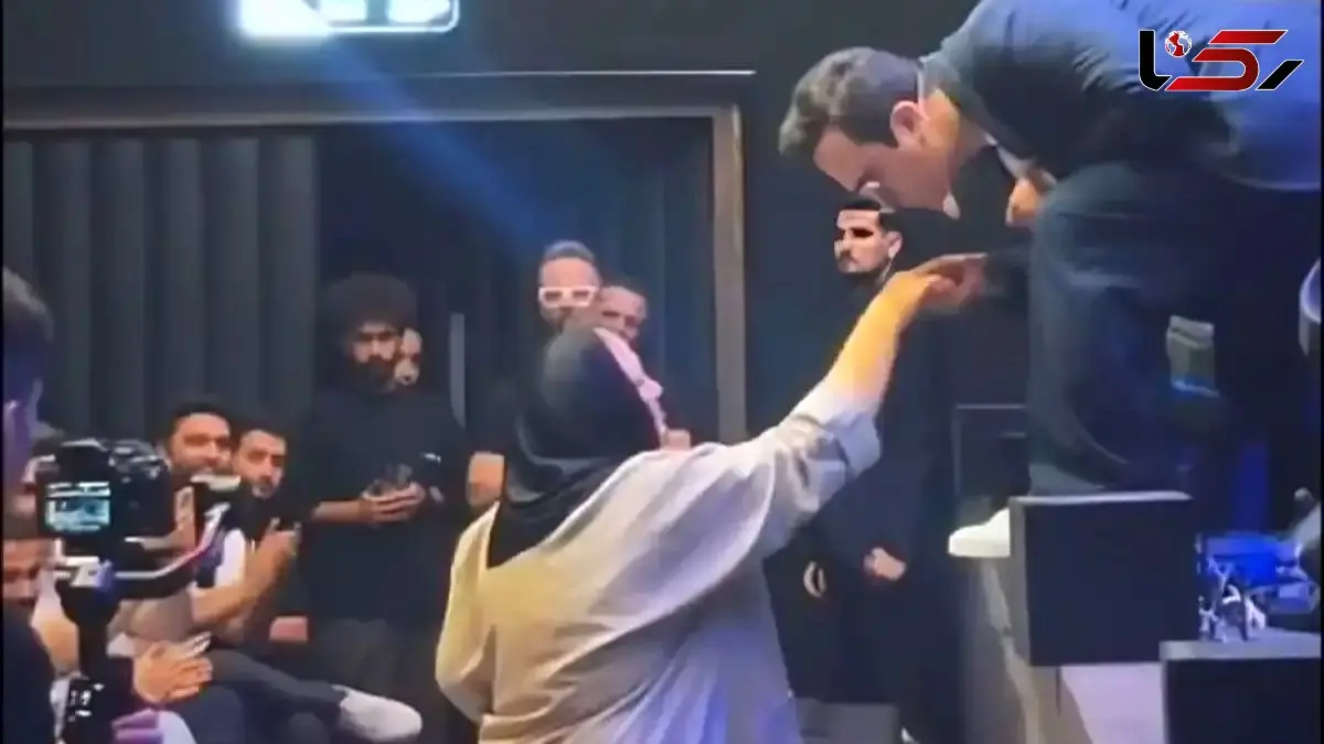 فیلم / زانو زدن حامد آهنگی مقابل مادرش و بوسه بر دستانش در حین اجرای کنسرت!/ اینم قدردانی از مادر به سبک آقای خوش‌خنده