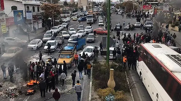 دستگاه قضا با دولتمردان سابق که زمینه‌ ساز حوادث آبان 98 شدند، برخورد کند