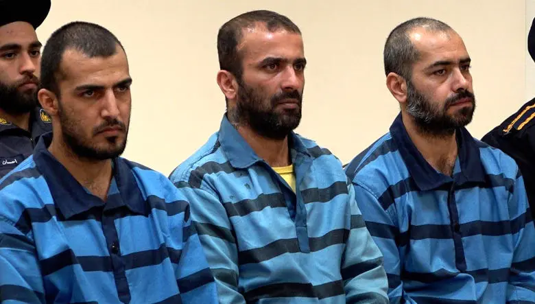 فیلم و عکس های چهره باز عاملان آتش زدن مسجد  جعفری و حوزه علمیه امام هادی (ع) کوی نصر  در جلسه دادگاه / از تتوی تاج  تا ردپای یک زن و سارق طلا بودن یکی از آتش افروزها