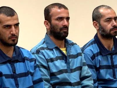 فیلم و عکس های چهره باز عاملان آتش زدن مسجد  جعفری و حوزه علمیه امام هادی (ع) کوی نصر  در جلسه دادگاه / از تتوی تاج  تا ردپای یک زن و سارق طلا بودن یکی از آتش افروزها