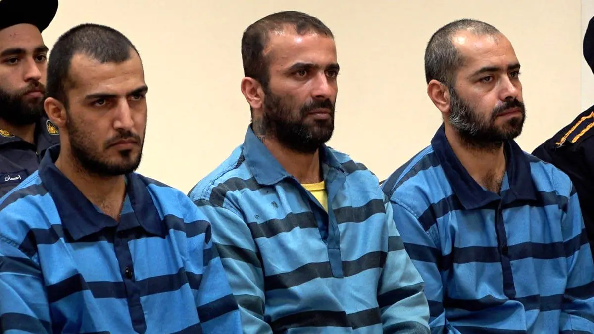 فیلم و عکس های چهره باز عاملان آتش زدن مسجد جعفری و حوزه علمیه امام هادی (ع) کوی نصر در جلسه دادگاه / از تتوی تاج تا ردپای یک زن و سارق طلا بودن یکی از آتش افروزها