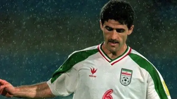 تیم ملی قطر همیشه رواعصاب ایرانی ها / مشتی که کریم باقری زیر چانه بازیکن قطری زد + فیلم