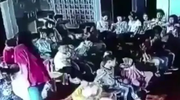 رفتار غیر انسانی مربی مهد کودک با یک دختر خردسال! +فیلم