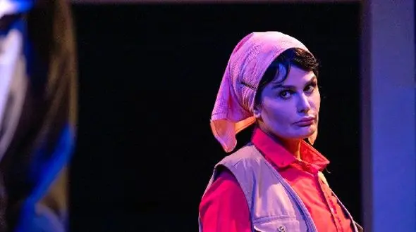 عکس | رز رضوی در پشت صحنه نمایش «به یک قاتل ساده نیازمندیم»