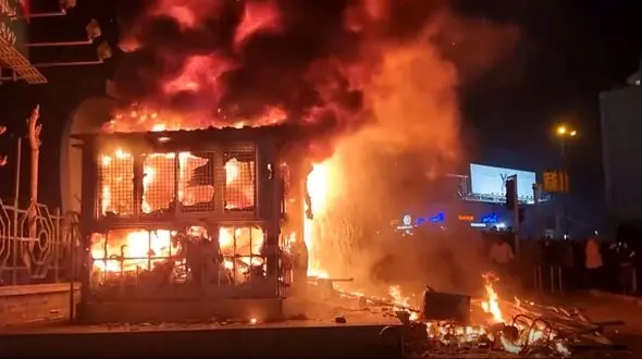 21 ون و اتوبوس به طور کامل در تهران سوخت