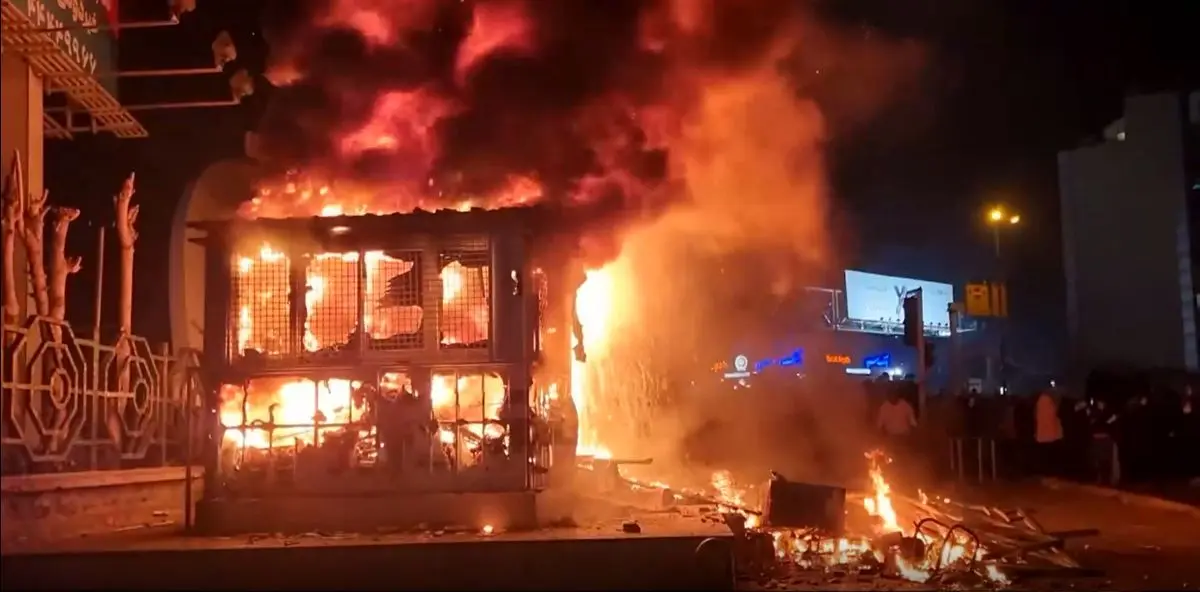 حرم مطهر سبزقبا بعد از آتش سوزی و خاکستر شدن در ناآرامی های شهر دزفول