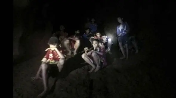 تایلندی‌ها برای نجات نوجوانان فوتبالیست خود نذر کردند+تصاویر 