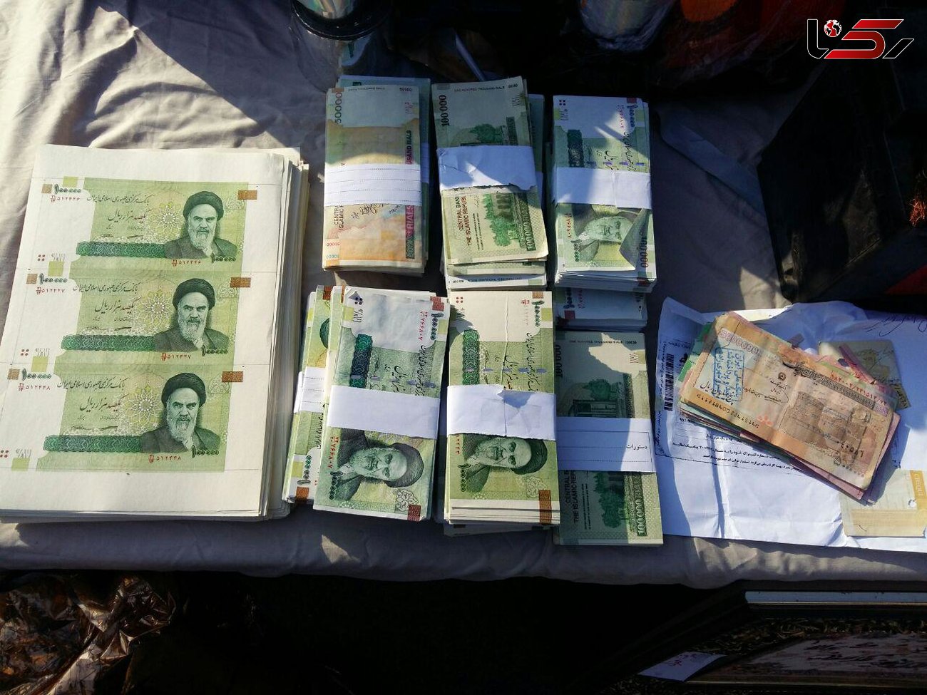 بازداشت 2 مرد با پول های بی ارزش در خرمشهر / ماهرانه جعل کرده بودند