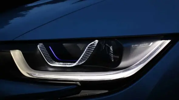 آشنایی با چراغ‌ های لیزری: چگونه کار می‌کنند و چه مزایایی دارند؟