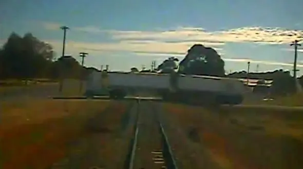 تصادف شدید قطار با 2 خودرو + فیلم