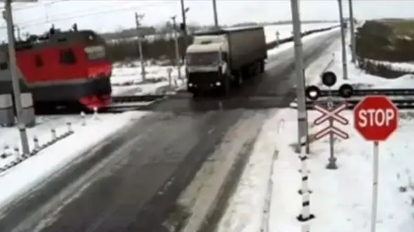 باور می کنید تریلی له شود! + فیلم