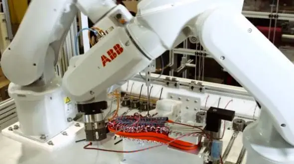 رباتی که در ۶ دقیقه کفش می سازد