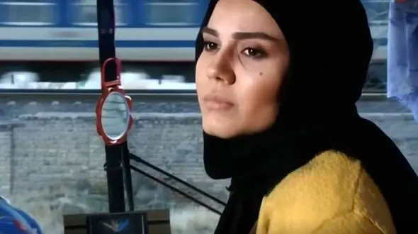 عکس/ چیدمان زیبای میز ناهار رنگارنگ نرگس محمدی برای لیندا کیانی و آزاده زارعی با قرمه سبزی جا افتاده، سالاد شیرازی و سبزی تازه/ شیک و باکلاس