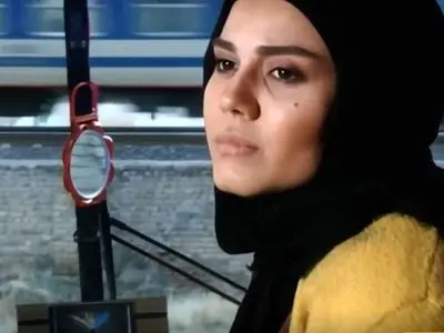 عکس/ چیدمان زیبای میز ناهار رنگارنگ نرگس محمدی برای لیندا کیانی و آزاده زارعی با قرمه سبزی جا افتاده، سالاد شیرازی و سبزی تازه/ شیک و باکلاس