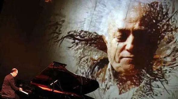 پیانو نوازی در هشتمین سالگرد درگذشت همایون خرم + فیلم 