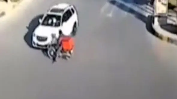 فیلم وحشتناک از لحظه نصف شدن موتورسوار در اصفهان