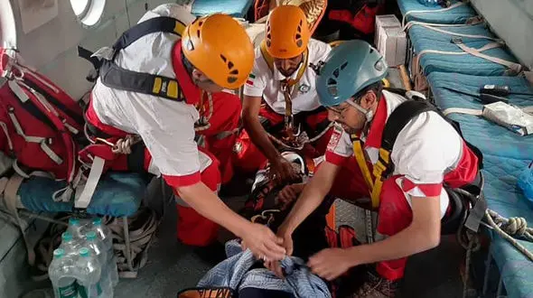 نجات زن ۴۵ ساله در کوه های رابر