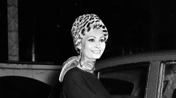 عکس؛ سفر در زمان؛ دیدار «سوفیا لورن 32 ساله با چاپلین 77 ساله»؛ سال 1345