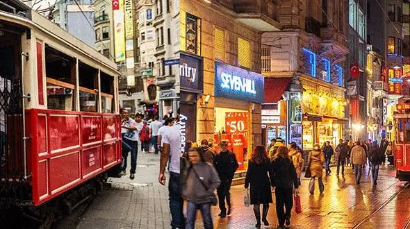 گشت و گذار فراموش نشدنی در خیابان تکسیم استانبول +عکس های دیدنی