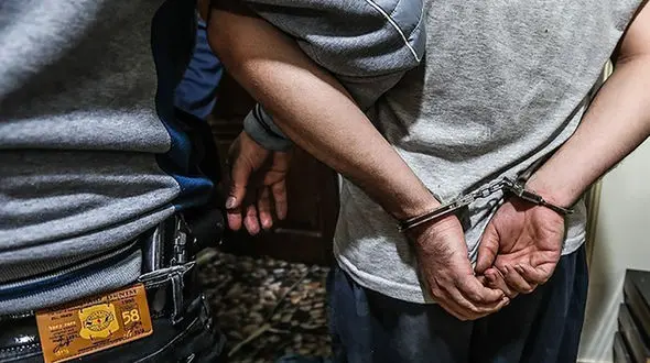 فیلم دستگیری دزدان حرفه ای پژو پارس در امین آباد / کمتر از 5 ثانیه در ماشین را باز می کند + اعترافات