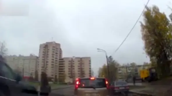 تصادف وحشتناک دختر جوان با خودروی شاسی بلند + فیلم