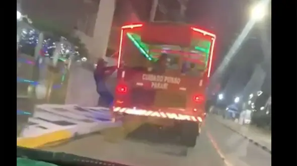 ببینید/  حادثه برای مرد عنکبوتی در خیابان!