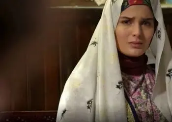 عکس| سفر در زمان؛ «غزاله اکرمی» بازیگر نقش سوجان در پشت صحنه سریال رحیل؛ سال 1402 / دیسکاور