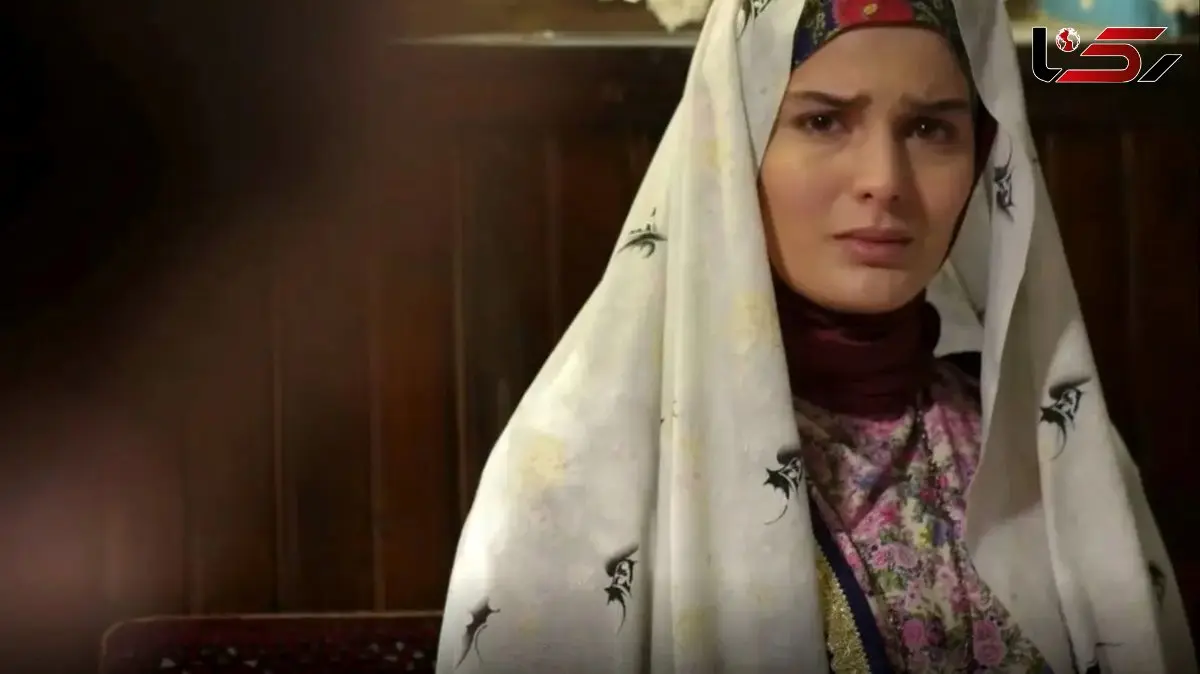 عکس| سفر در زمان؛ «غزاله اکرمی» بازیگر نقش سوجان در پشت صحنه سریال رحیل؛ سال 1402 / دیسکاور