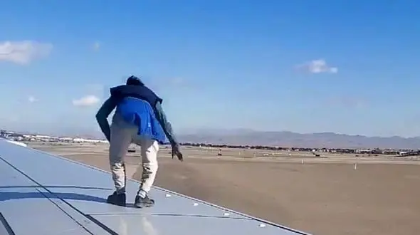 حرکات احمقانه مسافر روی بال هواپیما! + فیلم