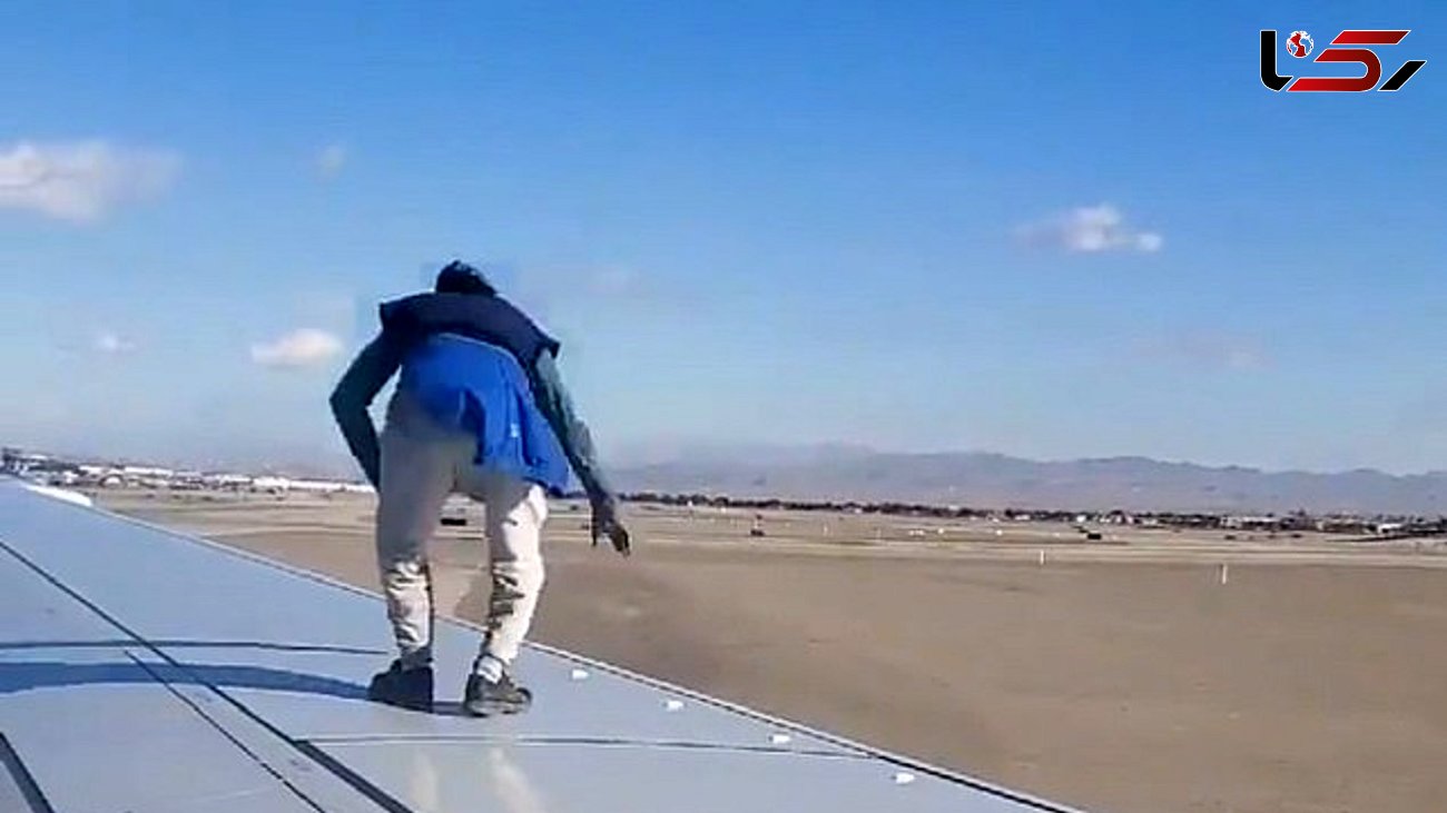 حرکات احمقانه مسافر روی بال هواپیما! + فیلم