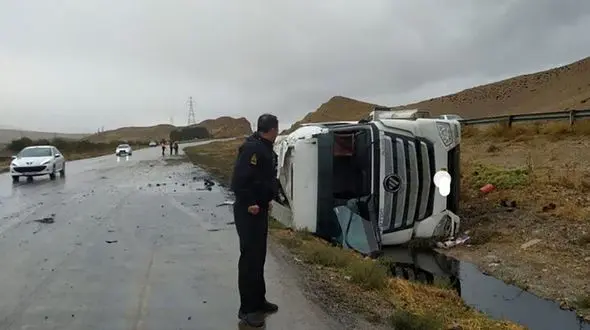 واژگونی تانکر سوخت در محور شیروان – فاروج / علت حادثه خواب‌آلودگی راننده بود!