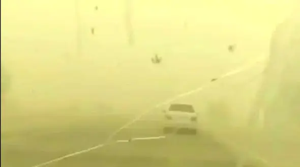 نقطه صفر مرزی ایران و افغانستان در گرداب ریزگردهای خفه کننده! / اهالی: برادر! مردم اینجا چگونه زندگی کنند؟ + فیلم