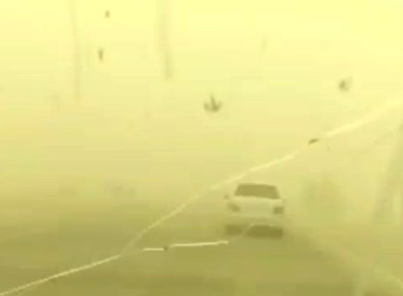 نقطه صفر مرزی ایران و افغانستان در گرداب ریزگردهای خفه کننده! / اهالی: برادر! مردم اینجا چگونه زندگی کنند؟ + فیلم