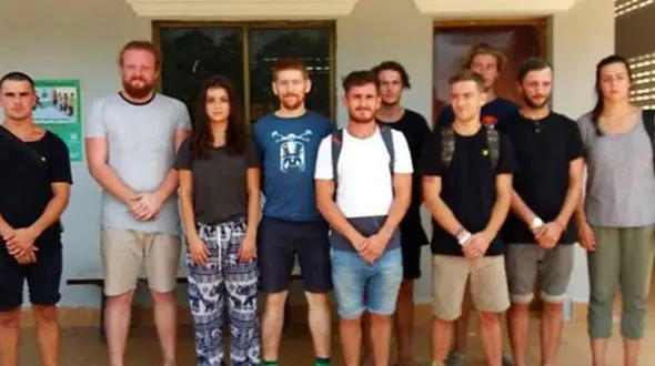 دستگیری 10 توریست بخاطر برگزاری مهمانی شرم آور + عکس متهمان با شلوارک