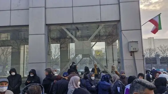 تجمع مالباختگان پروژه مسکونی حکیم تهران در مقابل مجلس شورای اسلامی