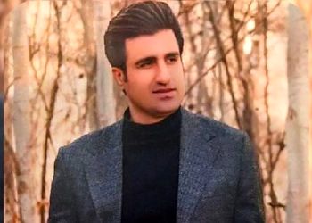 فیلم آوازخوانی زوری محسن لرستانی با آهنگ بچه ننه وسط بازار! / چه قدر قشنگ خوند همه کیف کردند!