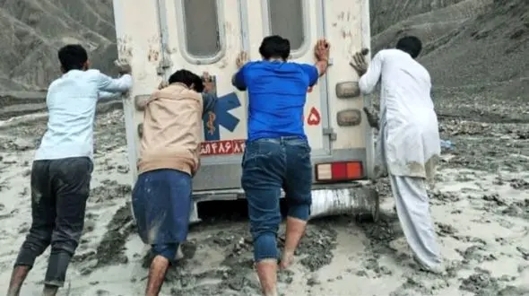 فیلم لحظه به لحظه 6 ساعت فداکاری ماموران اورژانس برای نجات زن گرفتار در سیل بشاگرد / مو به تن تان سیخ می شود