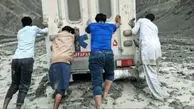 فیلم لحظه به لحظه 6 ساعت فداکاری ماموران اورژانس برای نجات زن گرفتار در سیل بشاگرد / مو به تن تان سیخ می شود