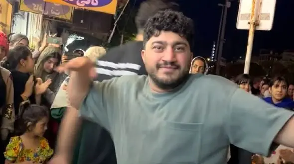 آواز باشکوه شاد پسر وسط خیابون/ تو ملت عین مور و ملخ چه رقص مازنی پایتخت میرقصه انگاری ربات!