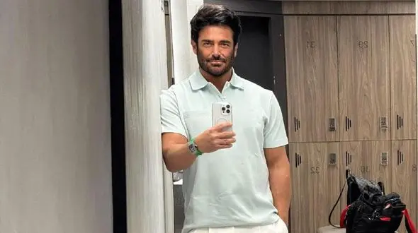 عکس | ژست محمدرضا گلزار پشت فرمان خودرو لوکسش