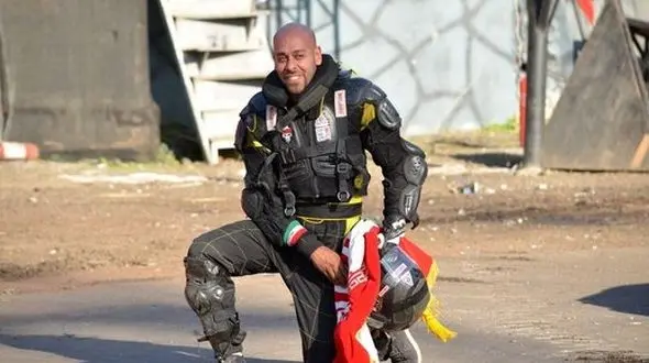 عکس یادگاری ارشا اقدسی با تازه‌ترین ماشینی که چپ کرد + تصاویر